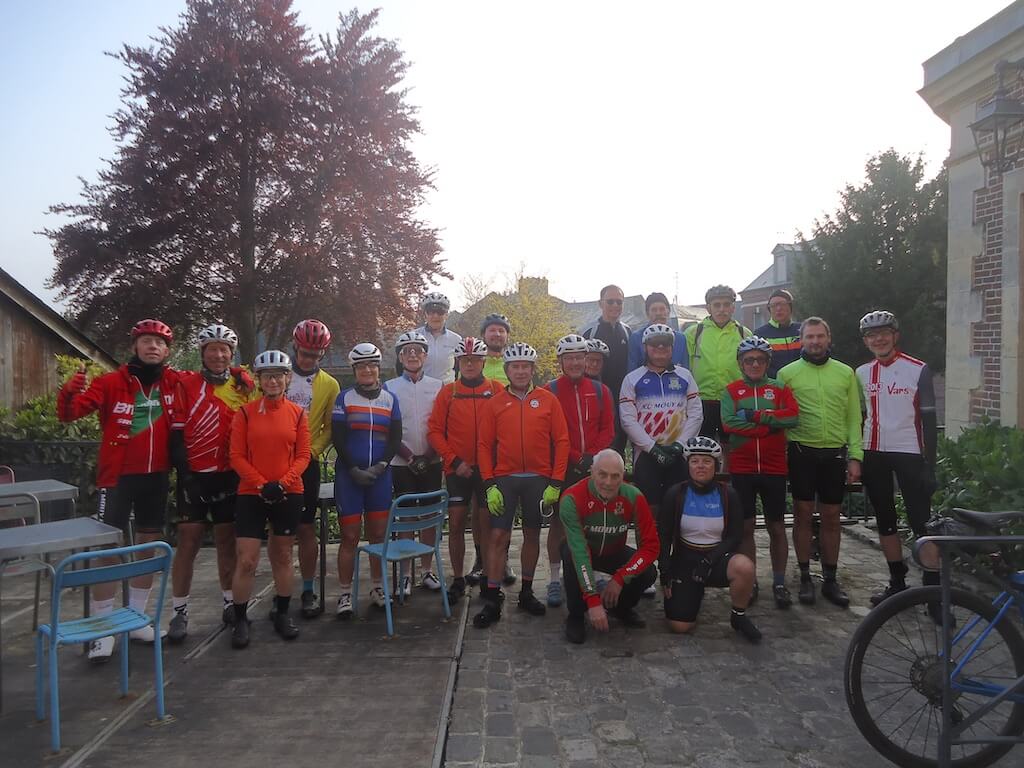 Photo de groupe des cyclotouristes du Picardo Normand 2025