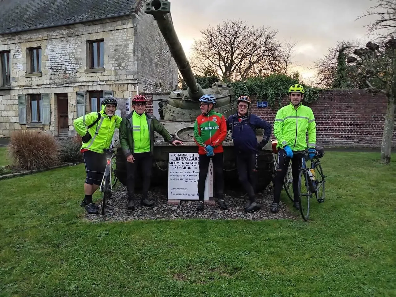 Cyclistes du VC Mouy sur la randonnée de la Grande Guerre