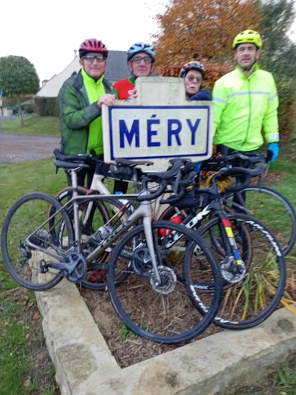 Cyclistes du VC Mouy sur la randonnée de la Grande Guerre