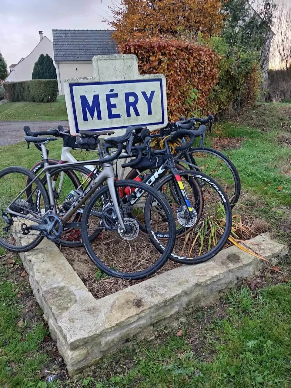 Cyclistes du VC Mouy sur la randonnée de la Grande Guerre