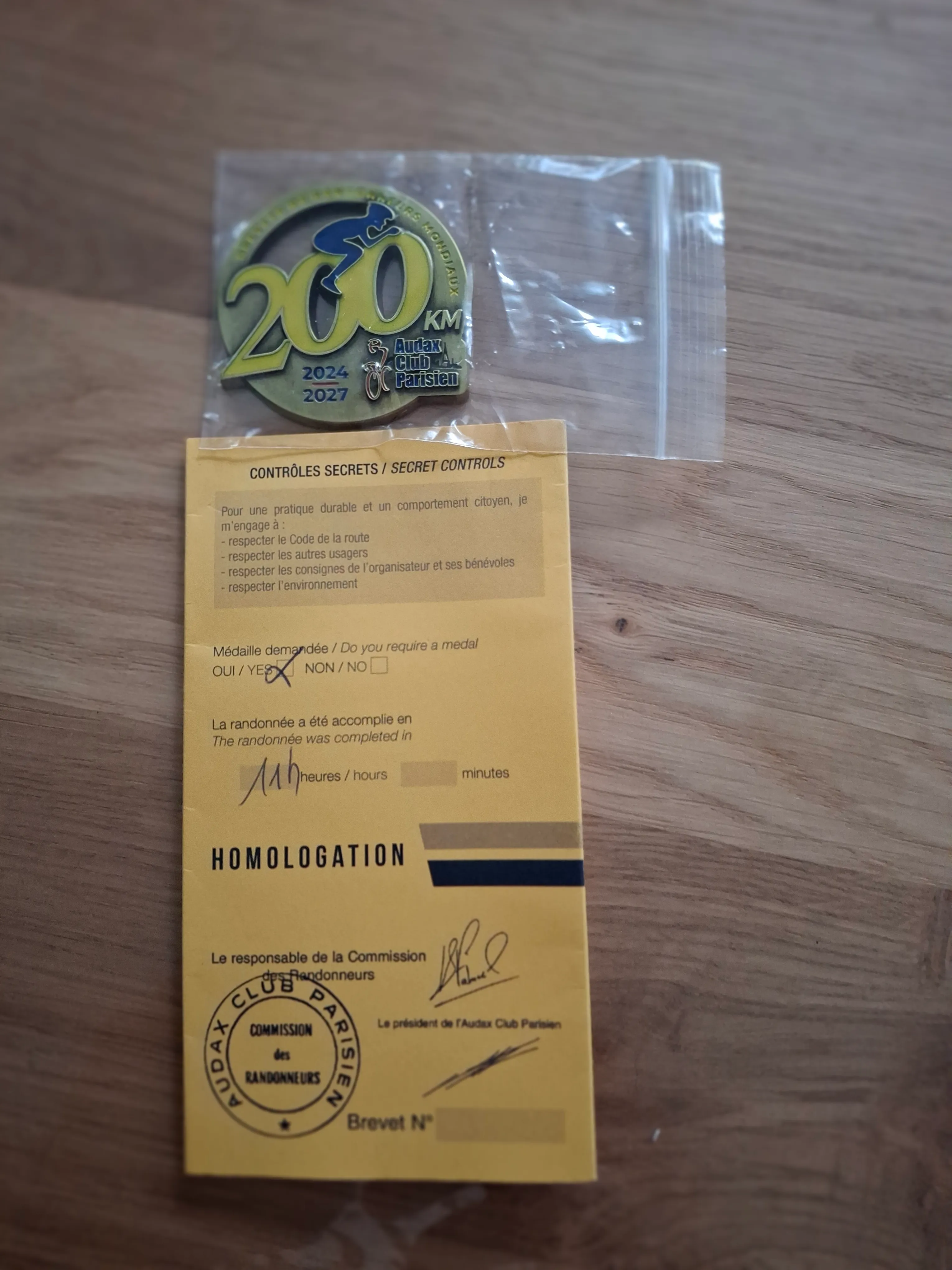Médaille et carte d'homologation du BRM 200 km