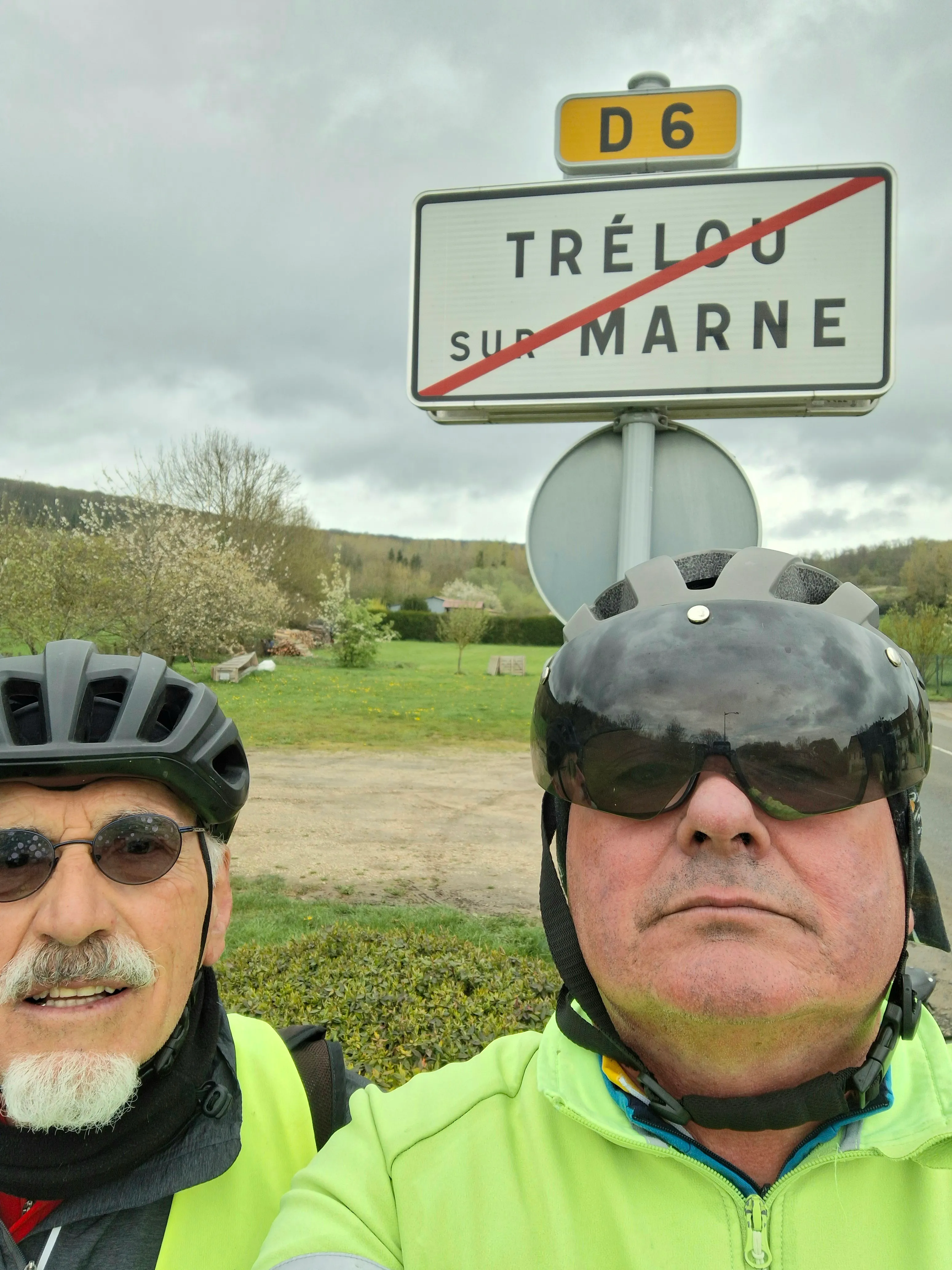 Jacques Volant et Albert Legrand à la sortie de Trélou-sur-Marne lors du BRM 200 km de Verberie