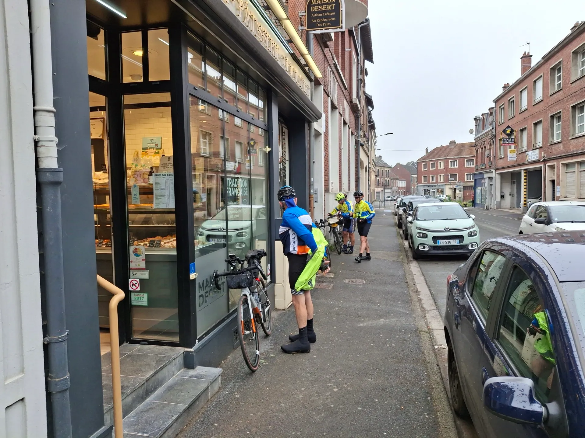 Cyclistes au premier pointage dans une boulangerie lors du BRM 300 km de Verberie 2026