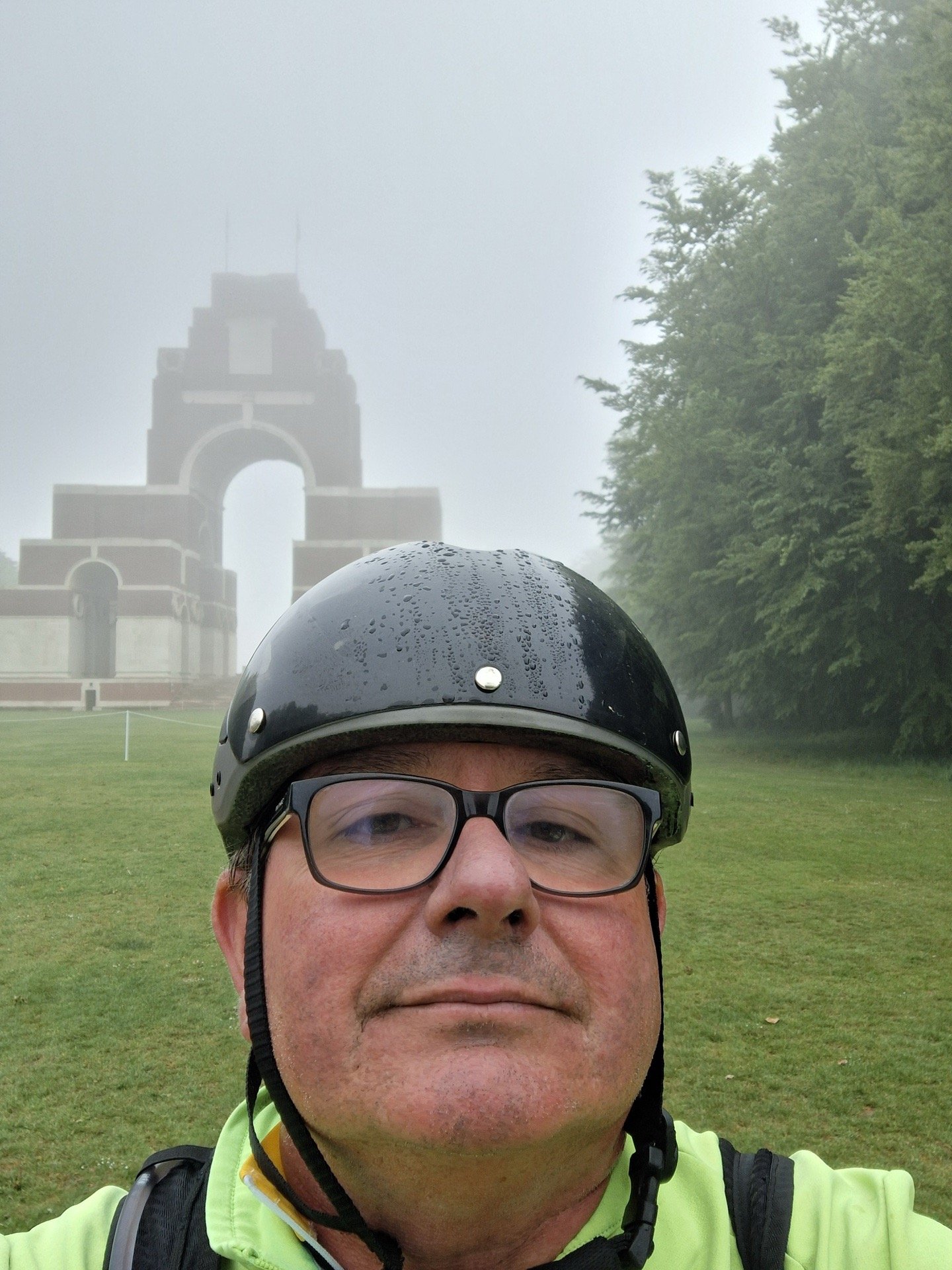 Selfie d'Albert Legrand devant le Mémorial de Thiepval dans le brouillard lors du BRM 300 km 2026