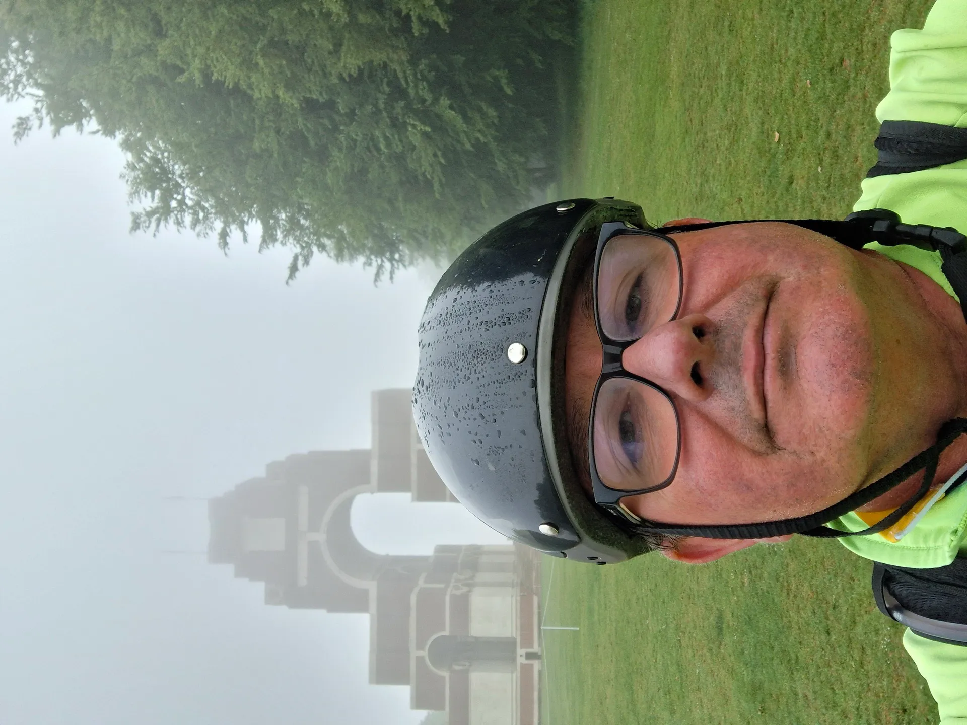 Selfie d'Albert Legrand devant le Mémorial de Thiepval dans le brouillard lors du BRM 300 km 2026