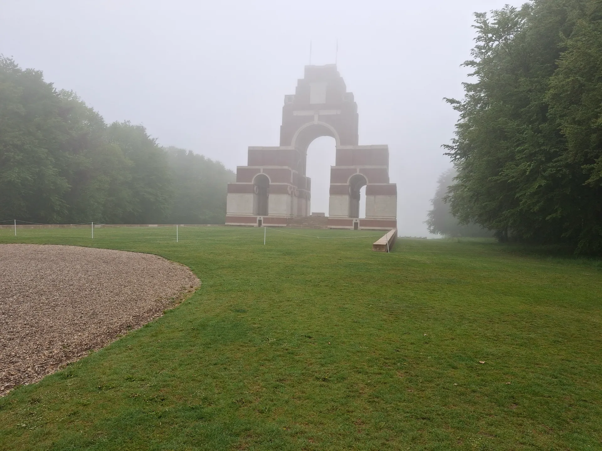 Mémorial de Thiepval enveloppé dans le brouillard lors du BRM 300 km du 2 mai 2026