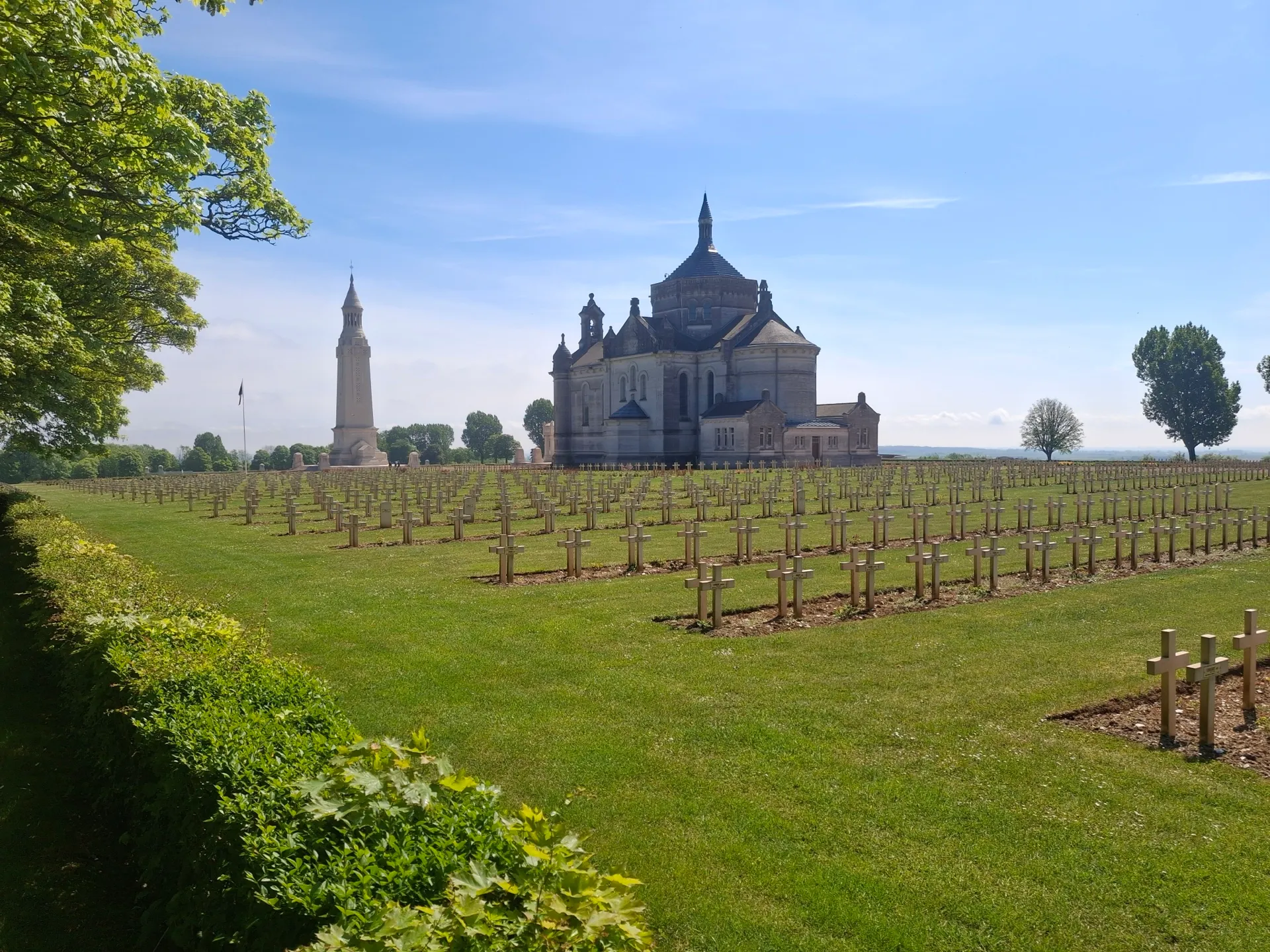 La basilique et la tour-lanterne de Notre-Dame-de-Lorette dominant le cimetière militaire, étape phare du BRM 300 km du 2 mai 2026