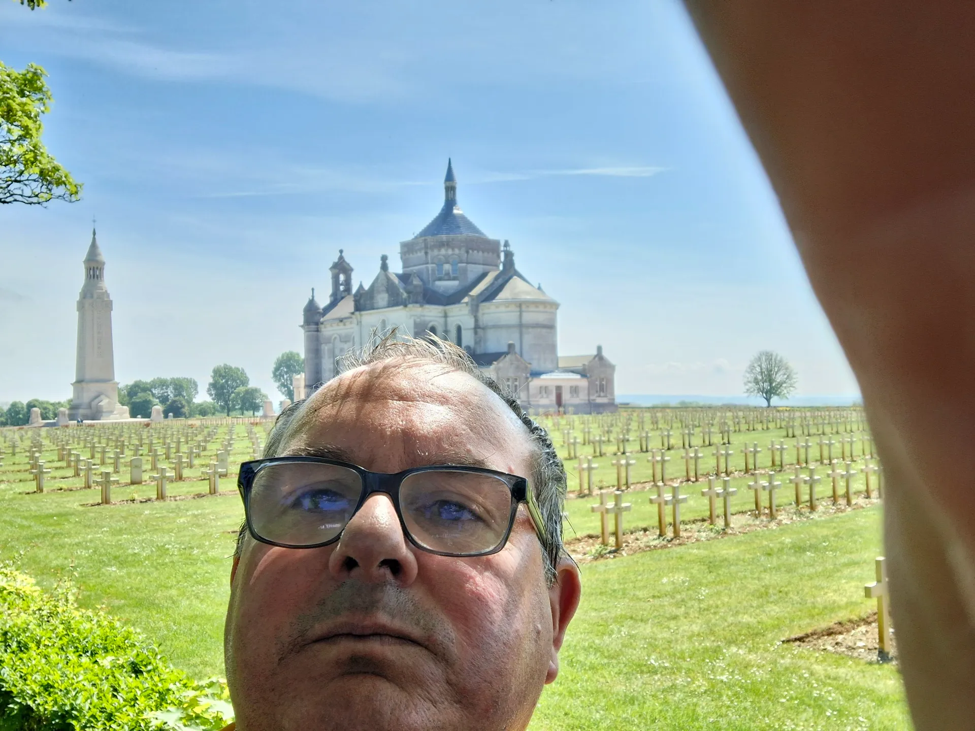 Selfie d'Albert Legrand devant la basilique de Notre-Dame-de-Lorette lors du BRM 300 km 2026