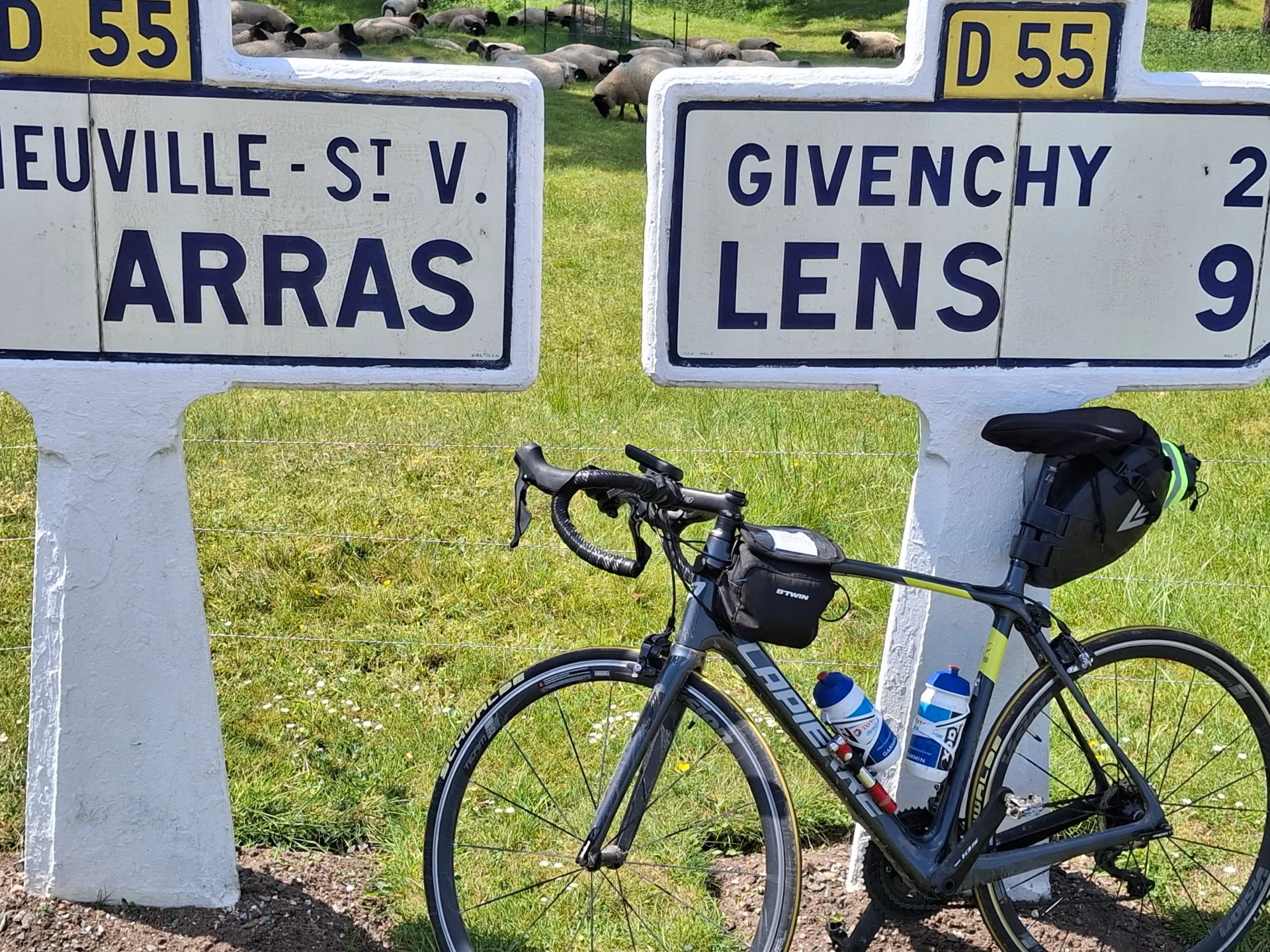 Panneaux directionnels D55 Arras, Lens et Givenchy avec un vélo de randonnée du BRM 300 km 2026