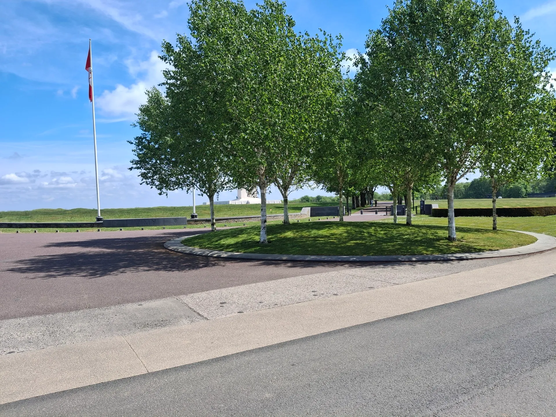 Mémorial canadien de Vimy avec son mât-drapeau lors du BRM 300 km de Verberie 2026