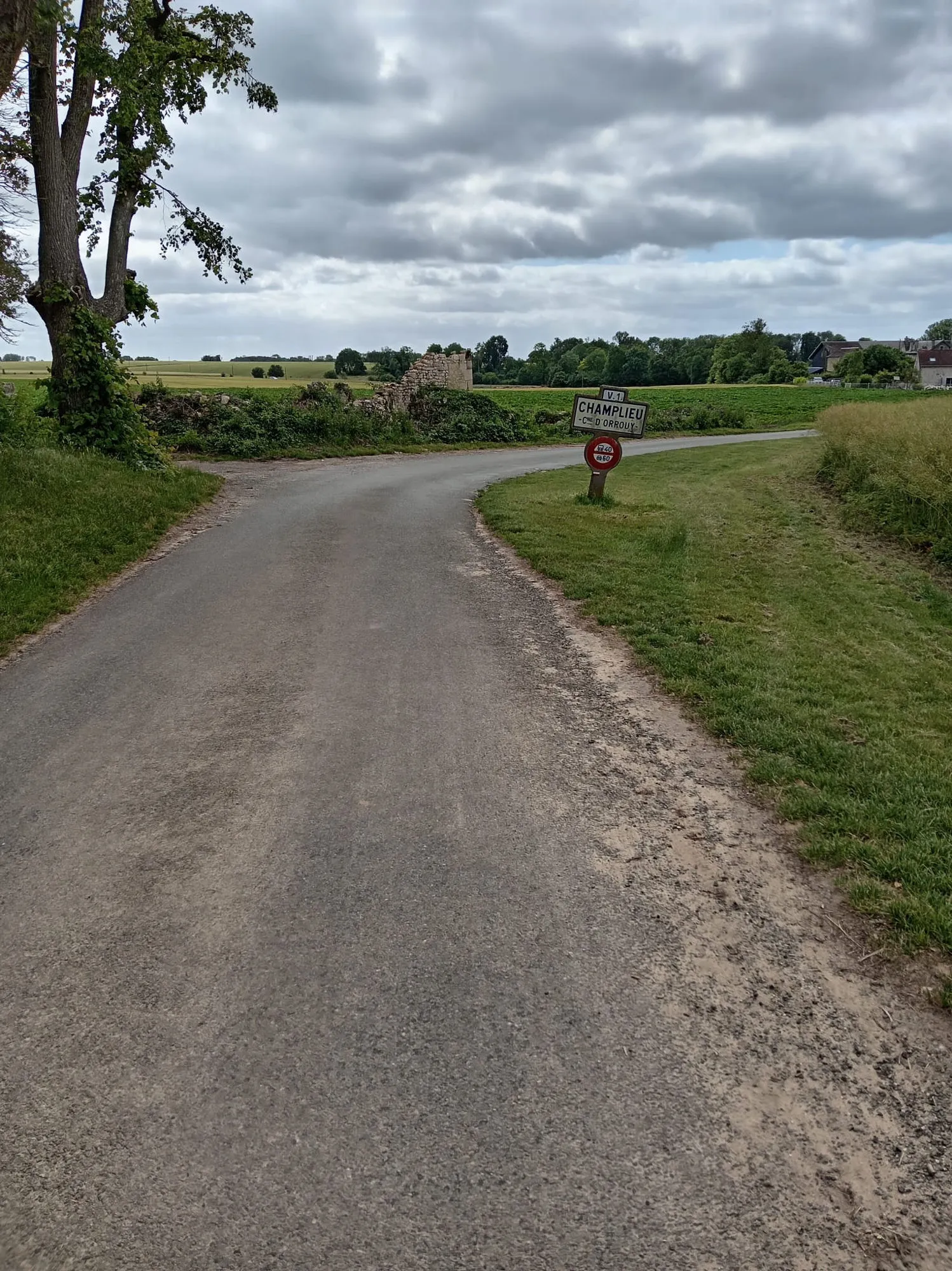 Panneau d'entrée du hameau de Champlieu (commune d'Orrouy) à un croisement de routes de campagne, sur le parcours de la rando de Le Meux