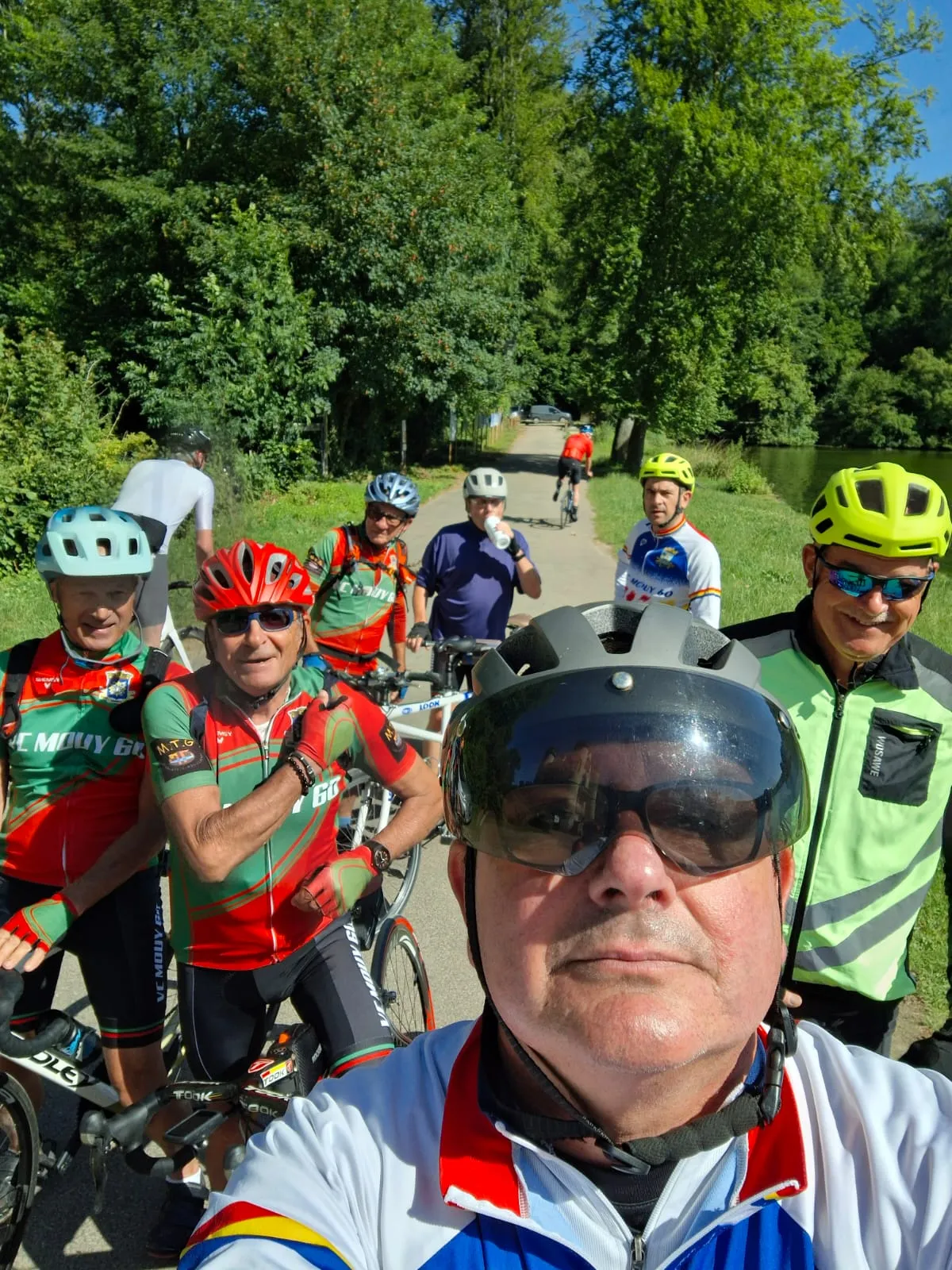 Selfie du groupe de cyclistes du VC Mouy sur un chemin ombragé pendant la randonnée de la Nonette
