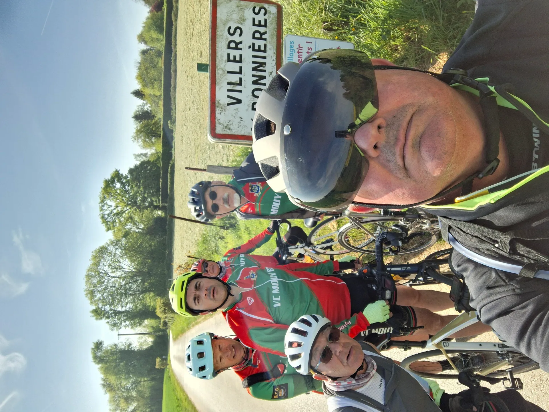 Selfie de cyclotouristes du VC Mouy au panneau Villers-Bonnières lors du Picardo Normand 2026