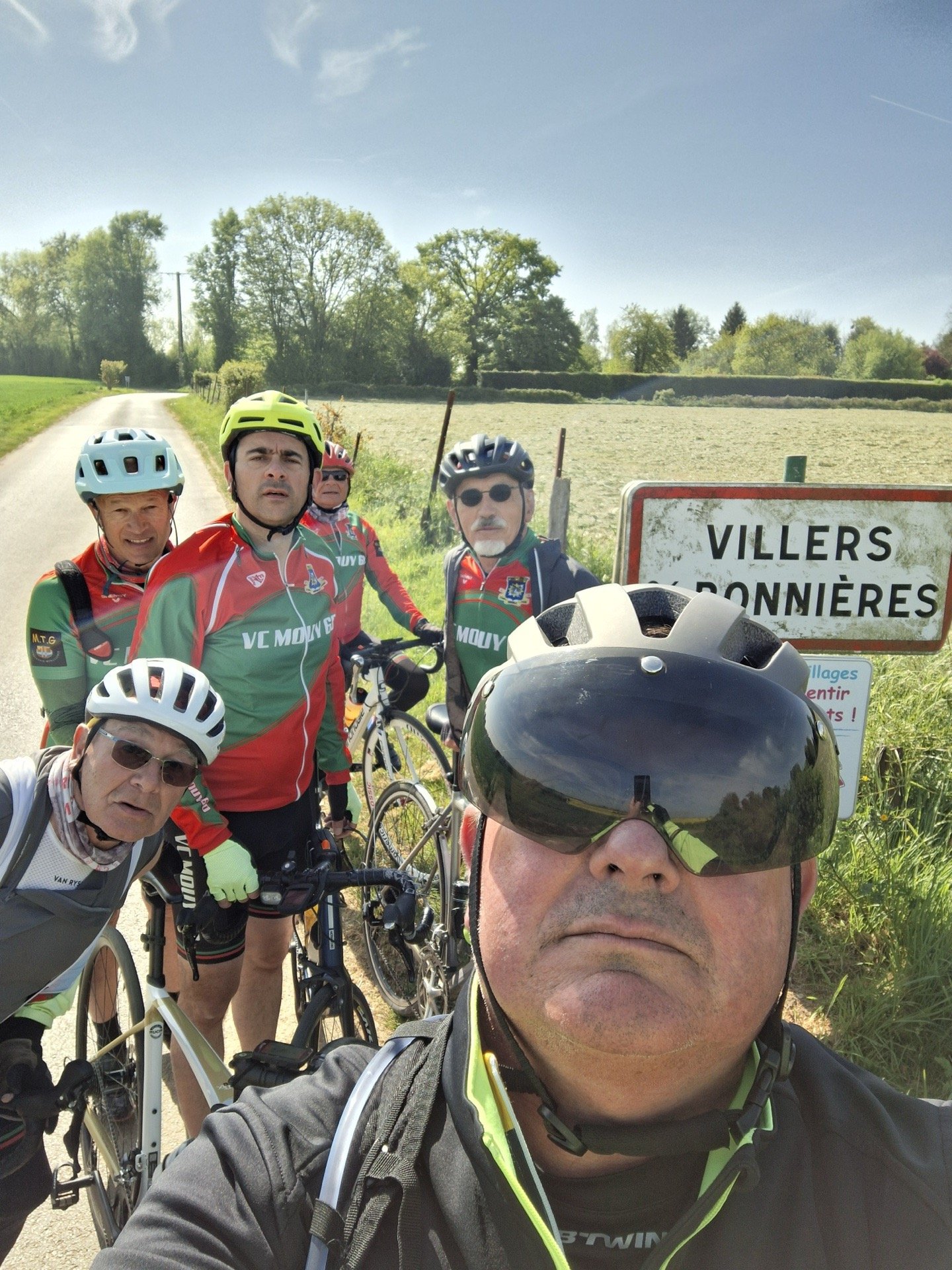 Selfie de cyclotouristes du VC Mouy au panneau Villers-Bonnières lors du Picardo Normand 2026