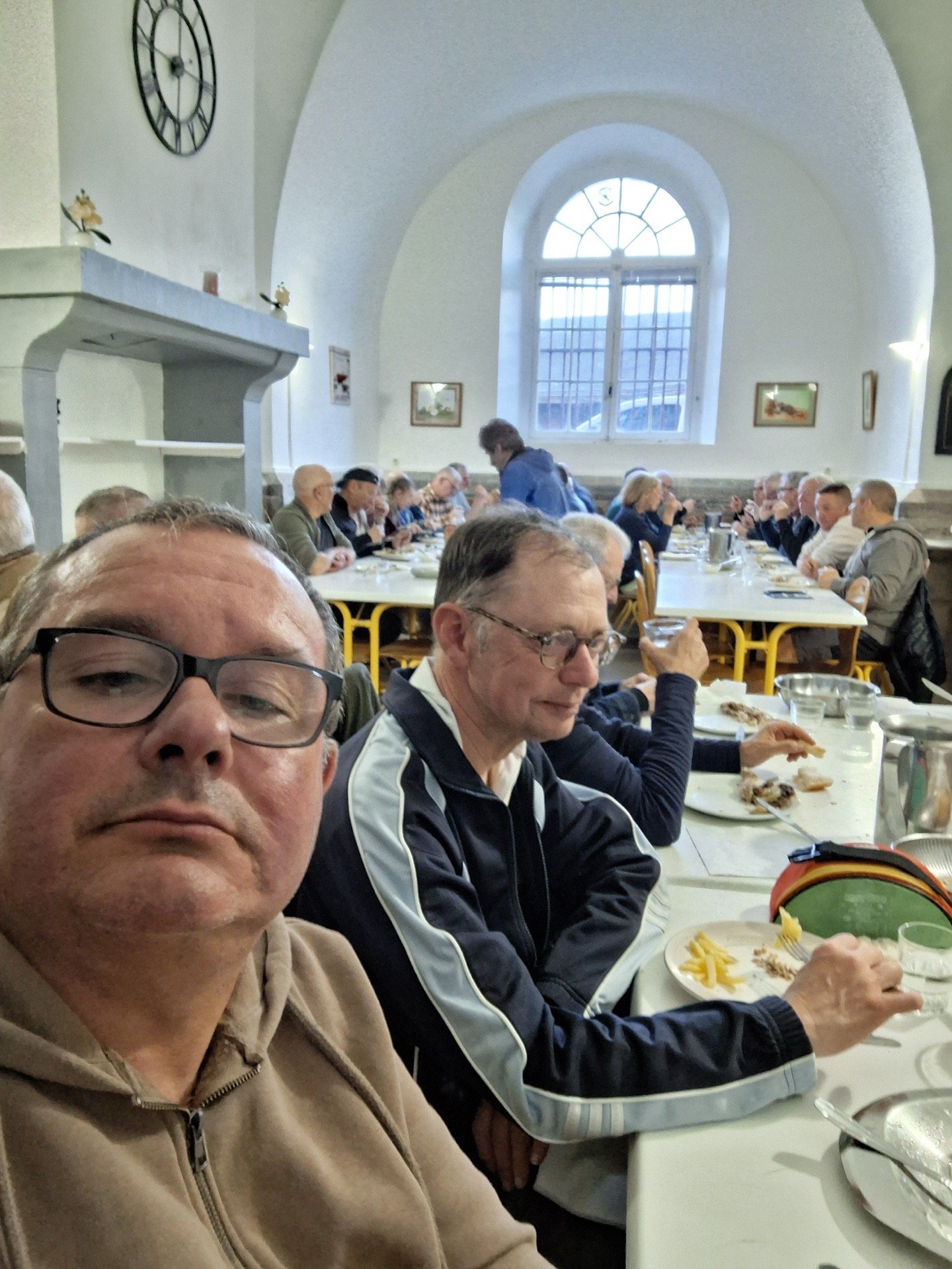 Cyclotouristes attablés à l'Auberge de jeunesse d'Eu pendant le Picardo Normand 2026