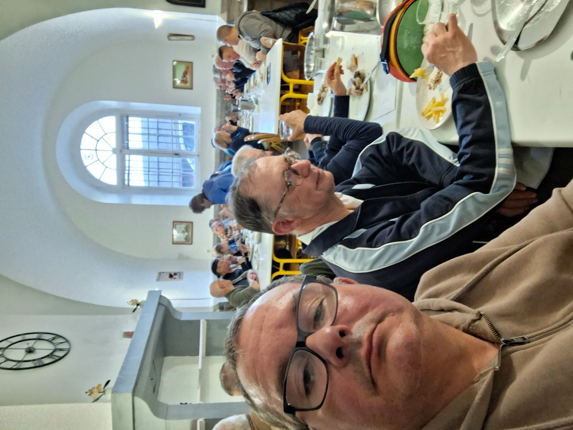 Cyclotouristes attablés à l'Auberge de jeunesse d'Eu pendant le Picardo Normand 2026