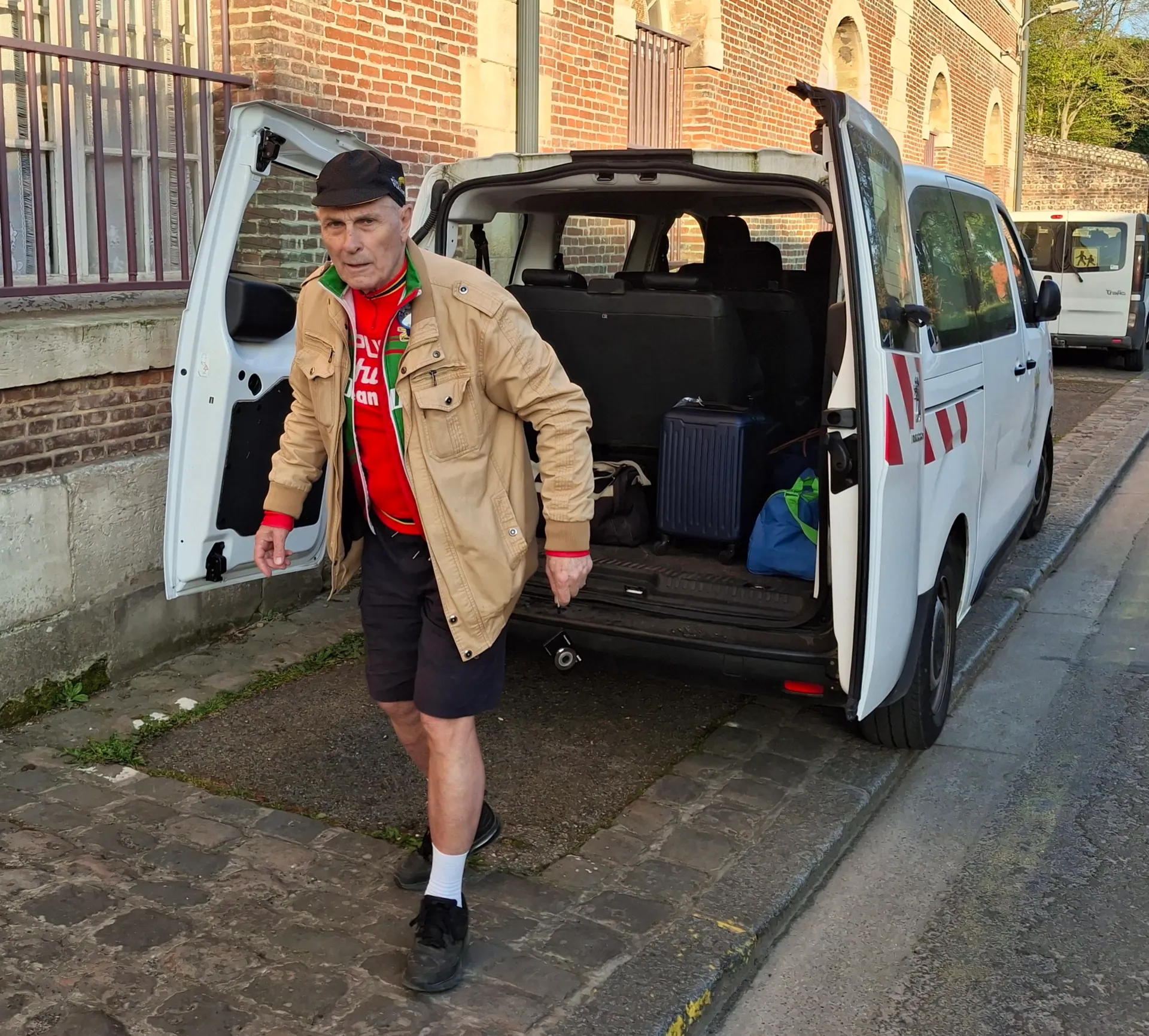 Cyclotouriste devant le minibus du VC Mouy chargé des bagages au Picardo Normand 2026