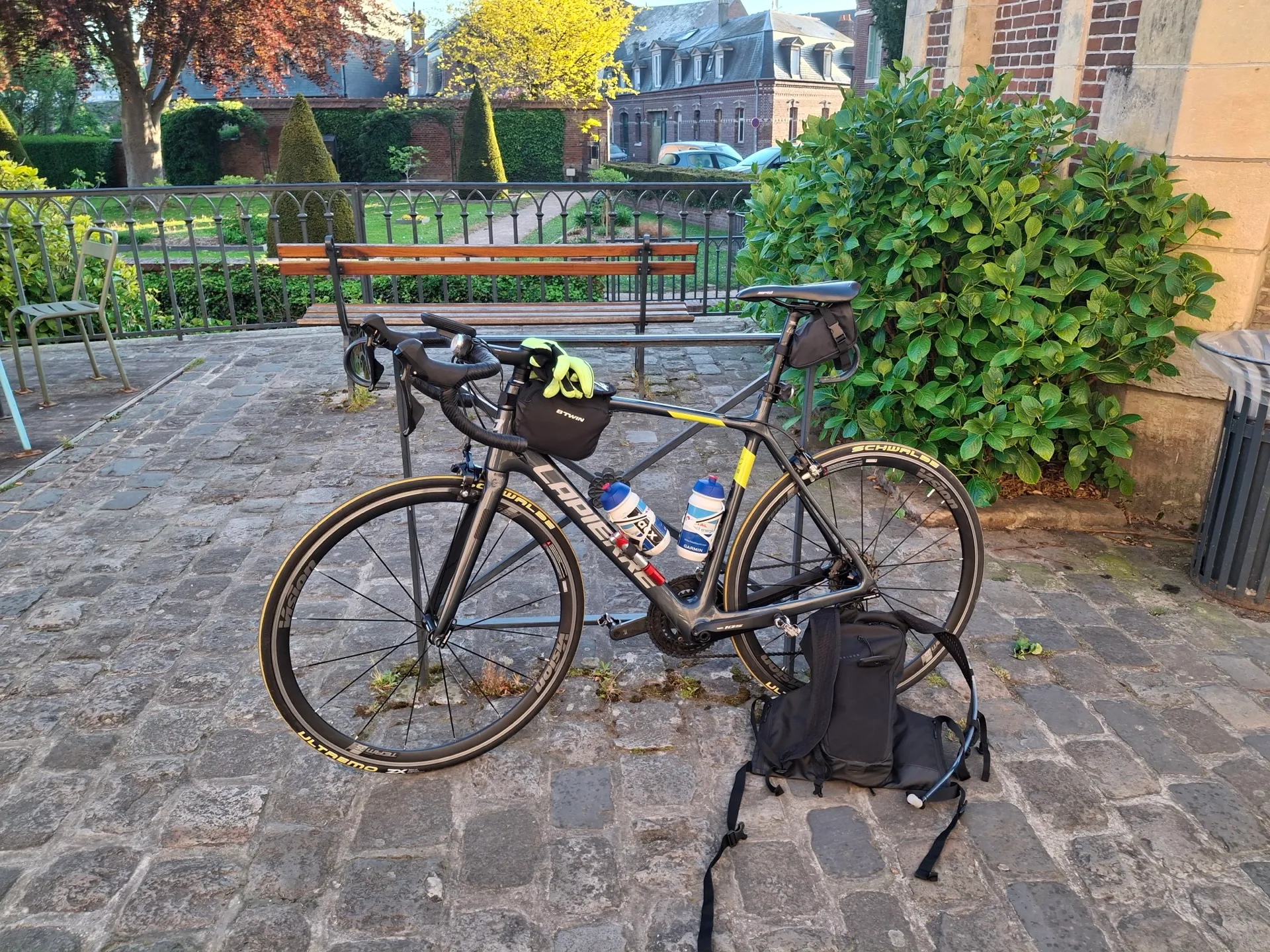 Vélo de route en cyclotourisme garé devant un parc lors du Picardo Normand 2026