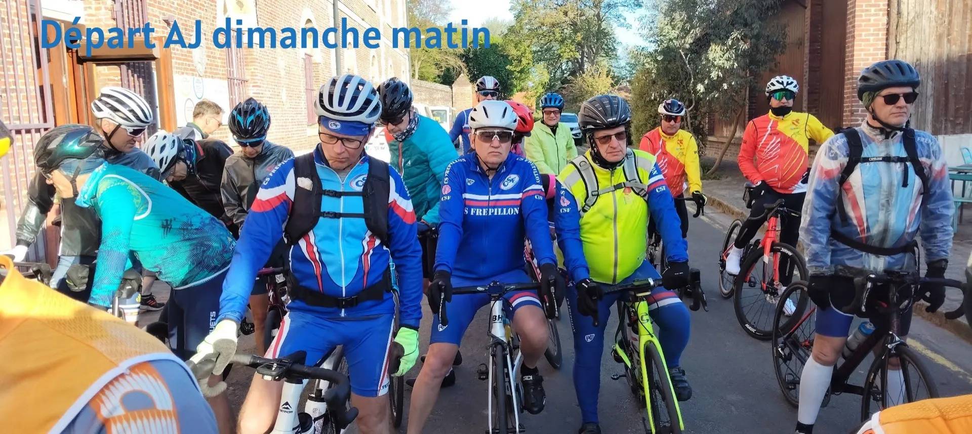 Peloton de cyclotouristes au départ du dimanche matin du Picardo Normand 2026 - Auberge de jeunesse de Eu