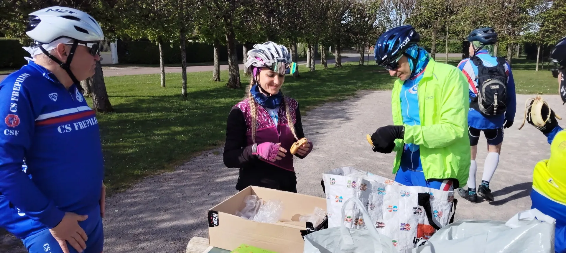 Cyclotouristes du Picardo Normand 2026 sur une route de campagne entre Mouy et Le Tréport