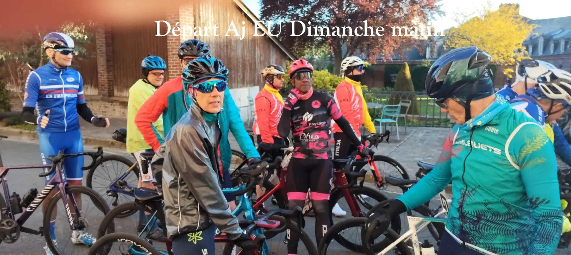 Groupe de cyclistes du Picardo Normand 2026 traversant un village normand