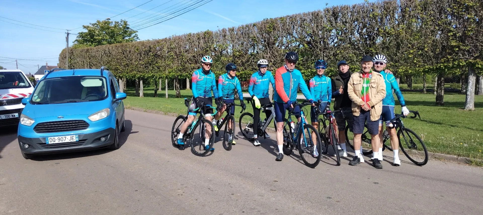 Cyclotouristes du Picardo Normand 2026 lors d'un point ravitaillement