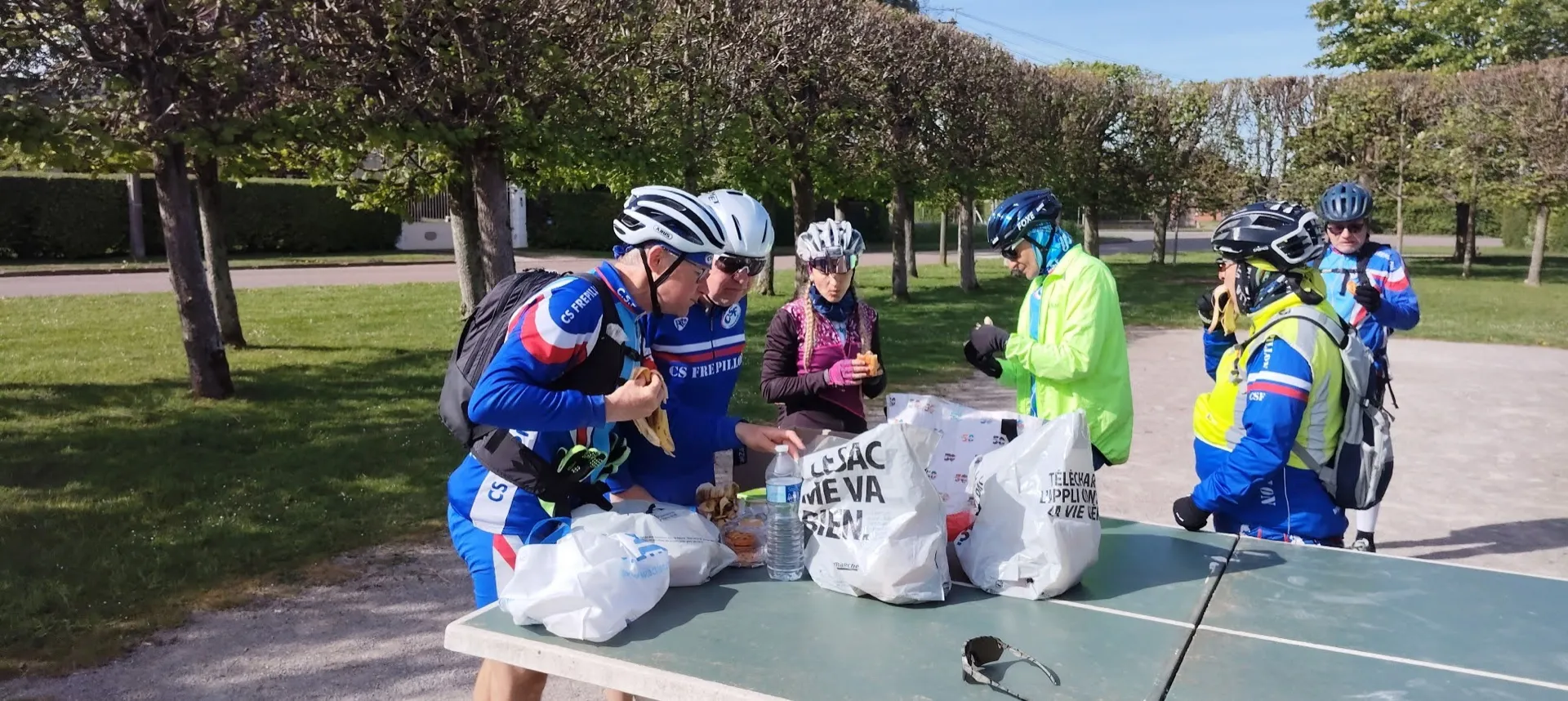Cyclistes du Picardo Normand 2026 sur la route entre Mouy et Le Tréport