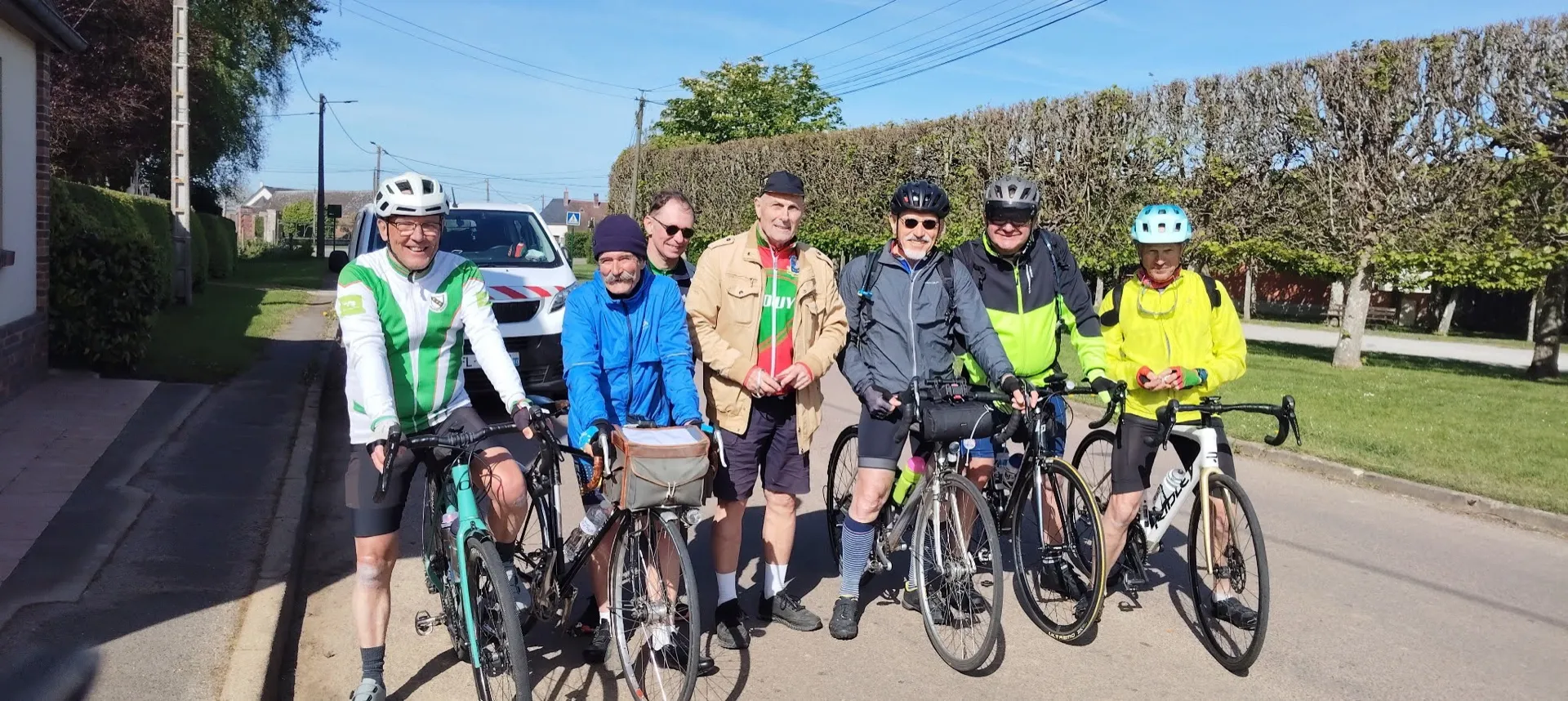 Cyclotouristes du Picardo Normand 2026 lors d'une halte sur le parcours