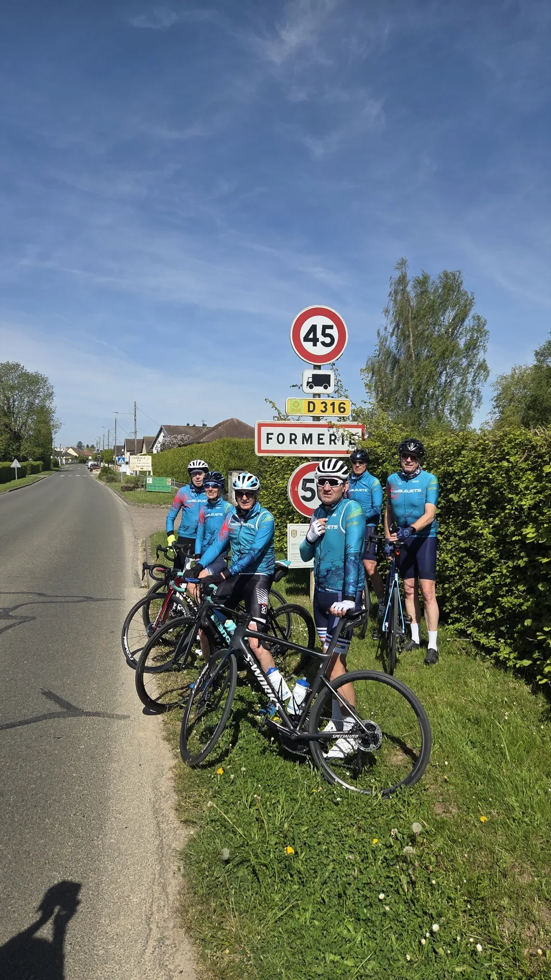Cyclotouristes du Picardo Normand 2026 à l'entrée de Formerie