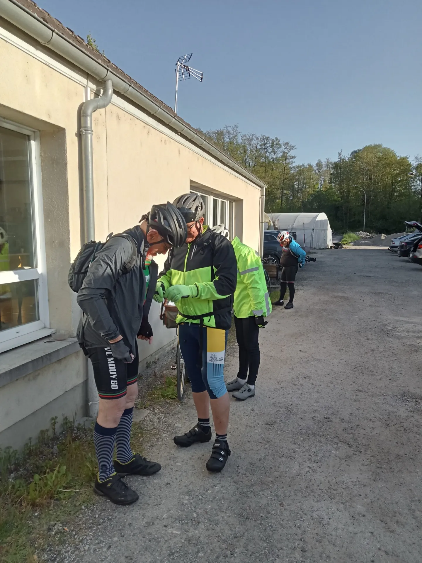 Cyclotouristes du Picardo Normand 2026 préparant leurs vélos au départ