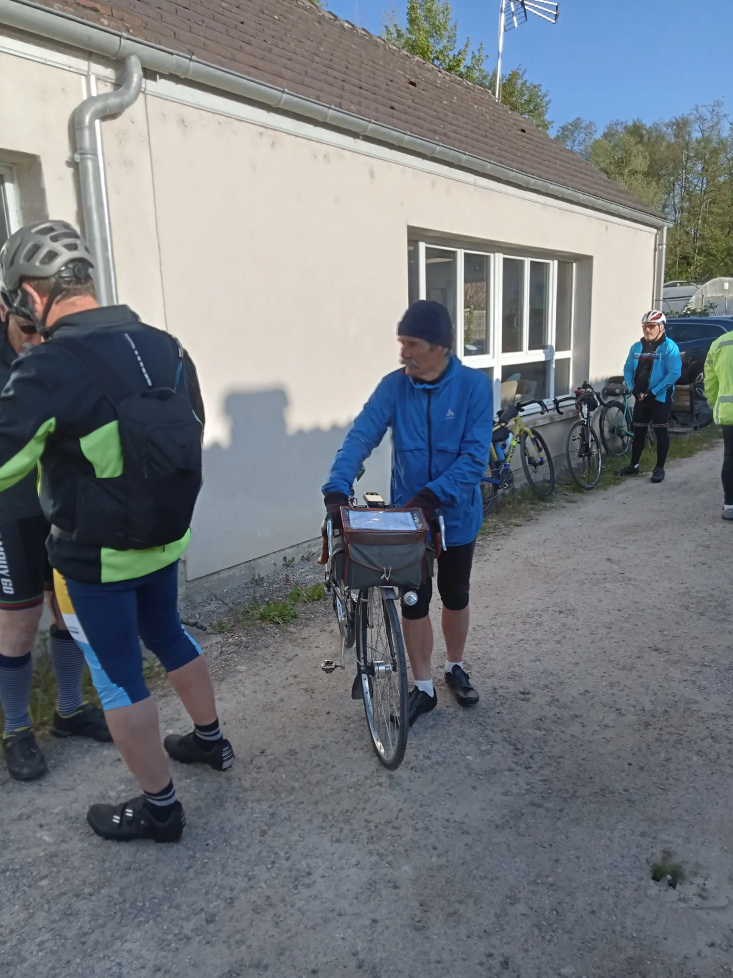 Préparation des vélos au départ du Picardo Normand 2026