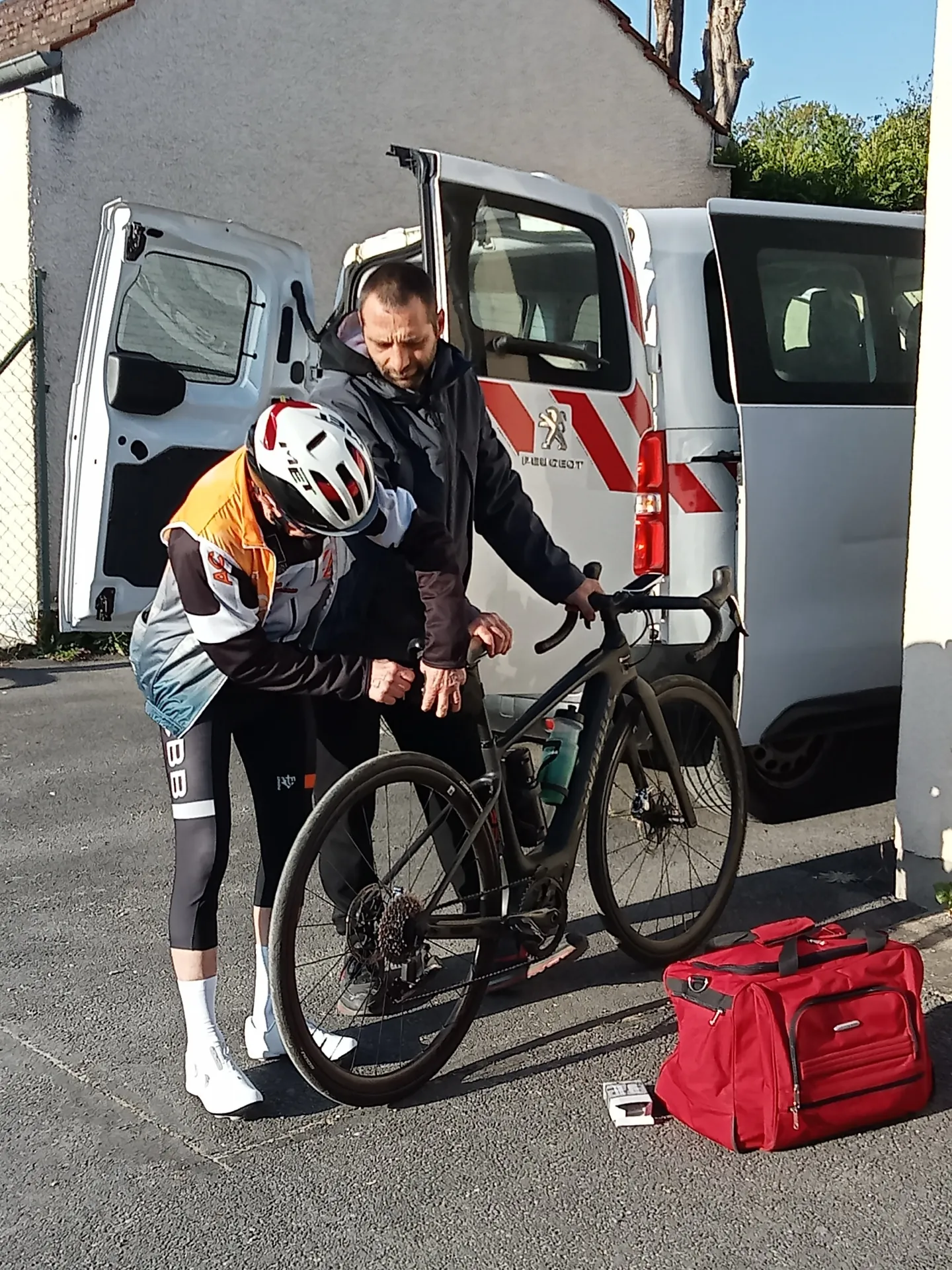 Cyclotouristes du Picardo Normand 2026 enfilent leurs équipements avant le départ