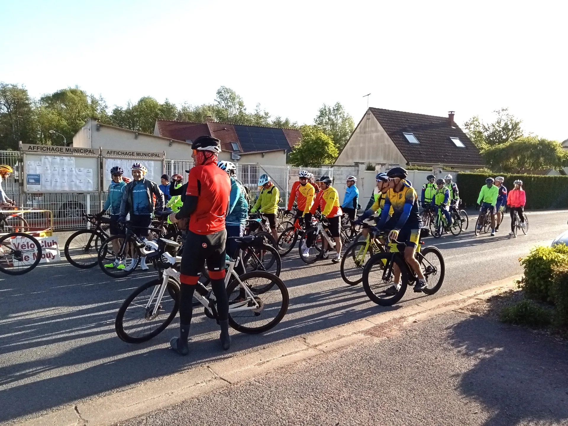 Cyclotouristes alignés au départ du Picardo Normand 2026 à Mouy