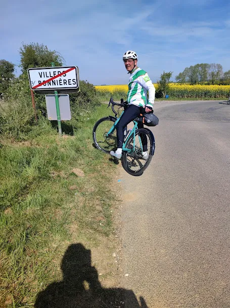Cycliste du VC Mouy au panneau de Villers-Bonnières lors du Picardo Normand 2026