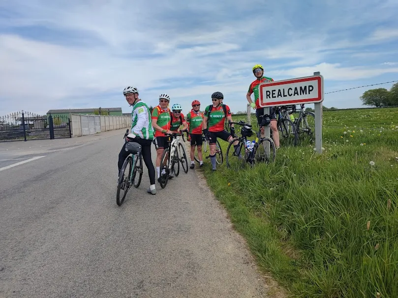 Cyclotouristes du VC Mouy au panneau de Realcamp pendant le Picardo Normand 2026