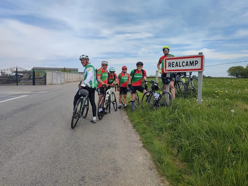 Cyclotouristes du VC Mouy au contrôle de Realcamp pendant le Picardo Normand 2026