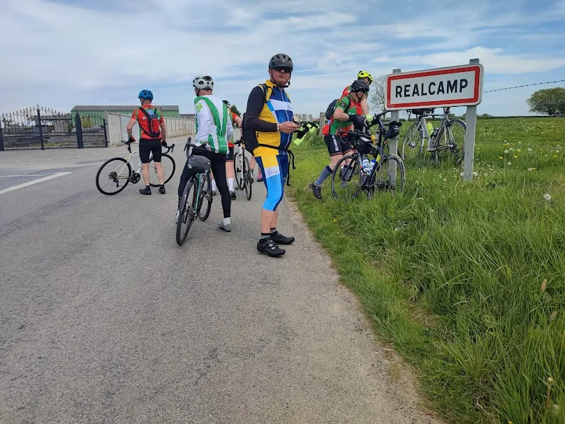 Cyclotouristes du VC Mouy en pose photo lors du Picardo Normand 2026
