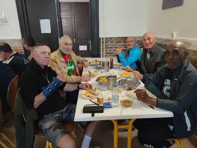 Cyclotouristes du Picardo Normand 2026 au repas du soir à l'Auberge de jeunesse de Eu