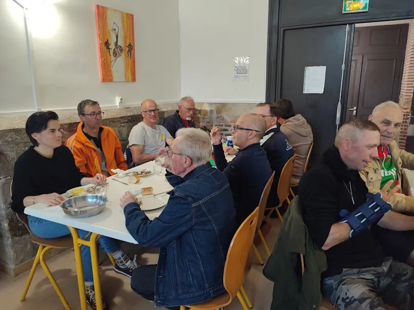 Cyclotouristes attablés à l'Auberge de jeunesse de Eu pendant le Picardo Normand 2026