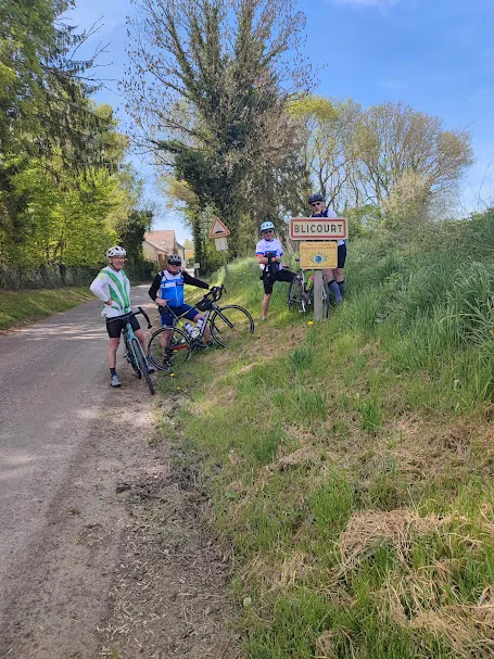 Vue panoramique des cyclotouristes du Picardo Normand 2026 en sortie du Tréport