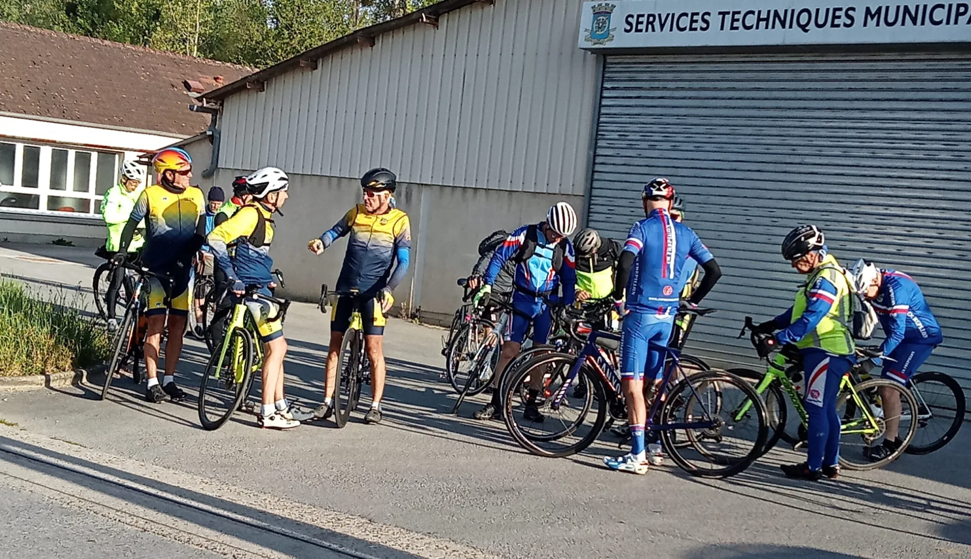 Cyclotouristes du Picardo Normand 2026 sur une route bordée de champs