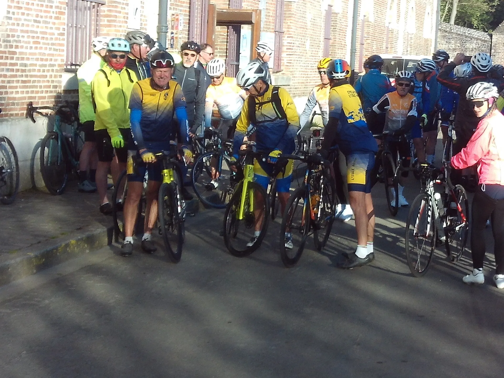 Peloton de cyclotouristes du Picardo Normand 2026 prêt au départ devant l'Auberge de jeunesse de Eu