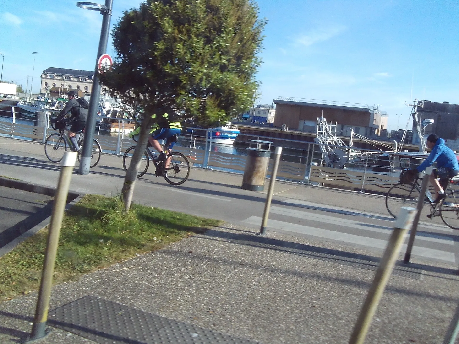 Cyclotouristes du Picardo Normand 2026 en pleine action sur la route