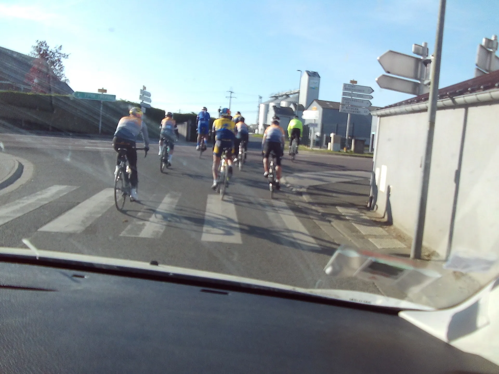 Cyclotouristes du Picardo Normand 2026 traversant les paysages normands