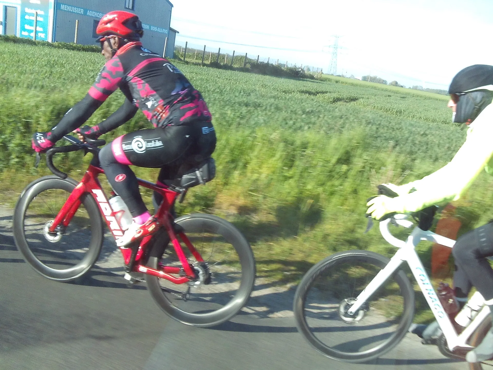 Cyclistes du Picardo Normand 2026 sur les routes tranquilles entre Mouy et Le Tréport