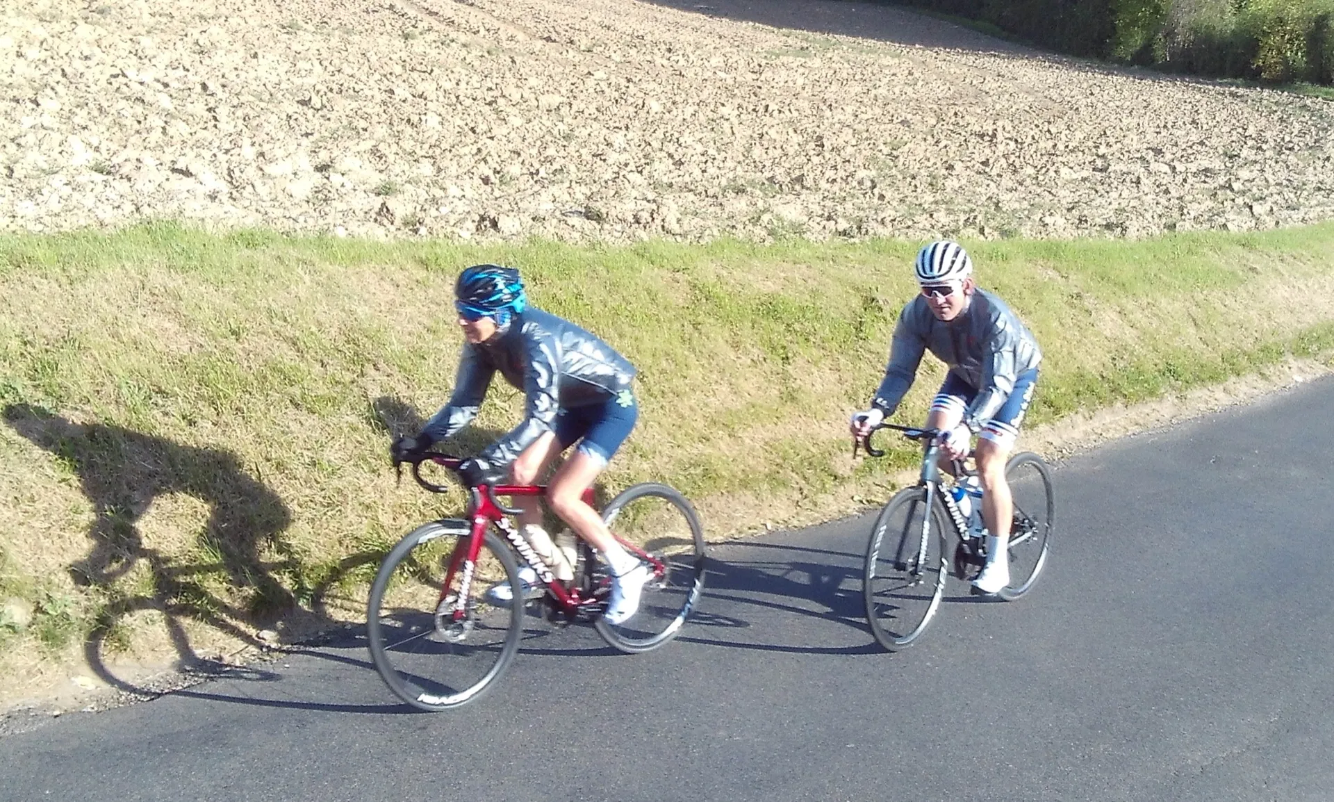 Cyclistes du Picardo Normand 2026 en pleine traversée d'un village