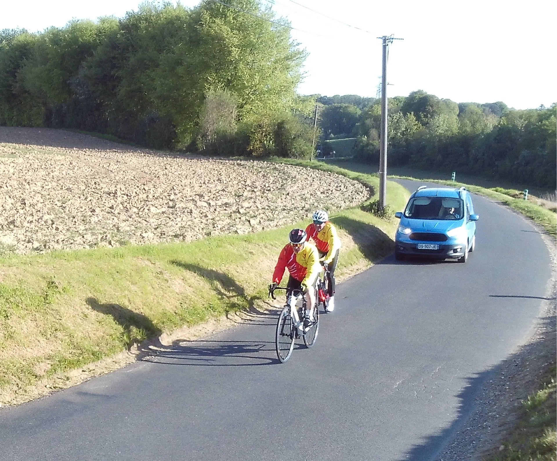 Vue de cyclotouristes du Picardo Normand 2026 sur une route panoramique