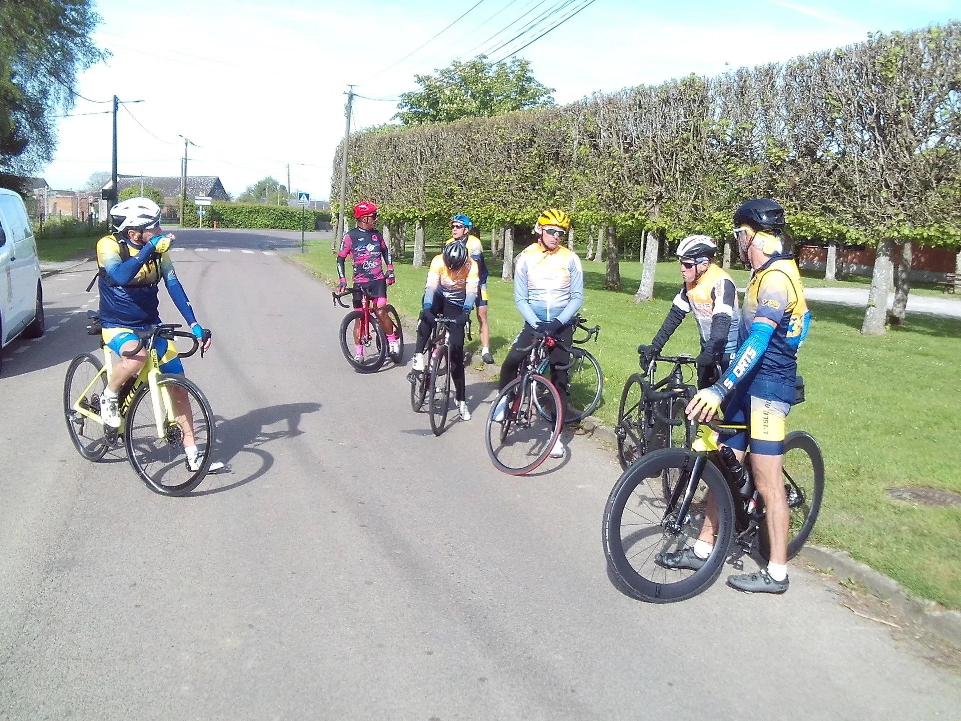 Groupe de cyclistes du Picardo Normand 2026 sur la route du retour