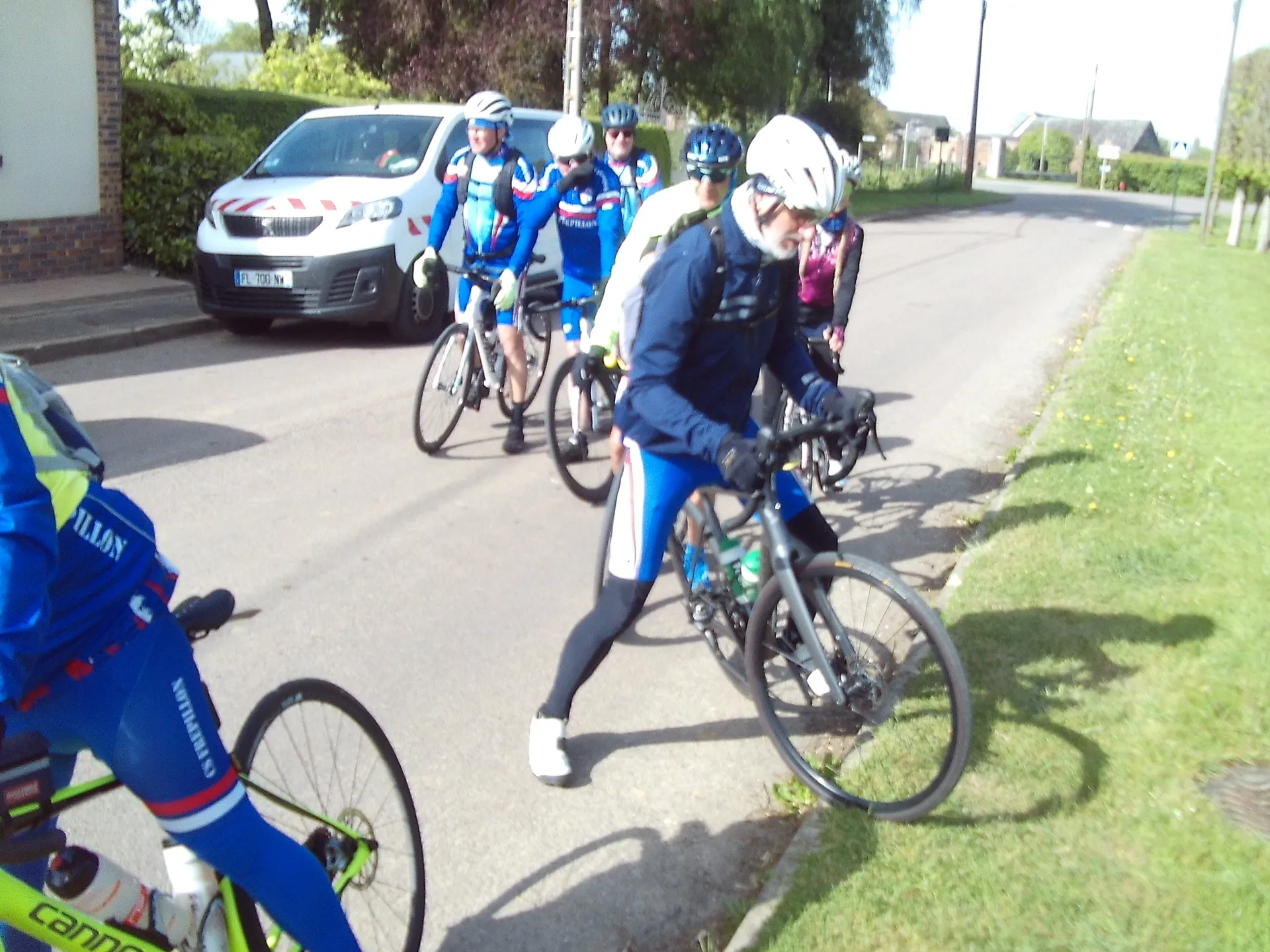 Cyclotouristes du Picardo Normand 2026 dans un village picard