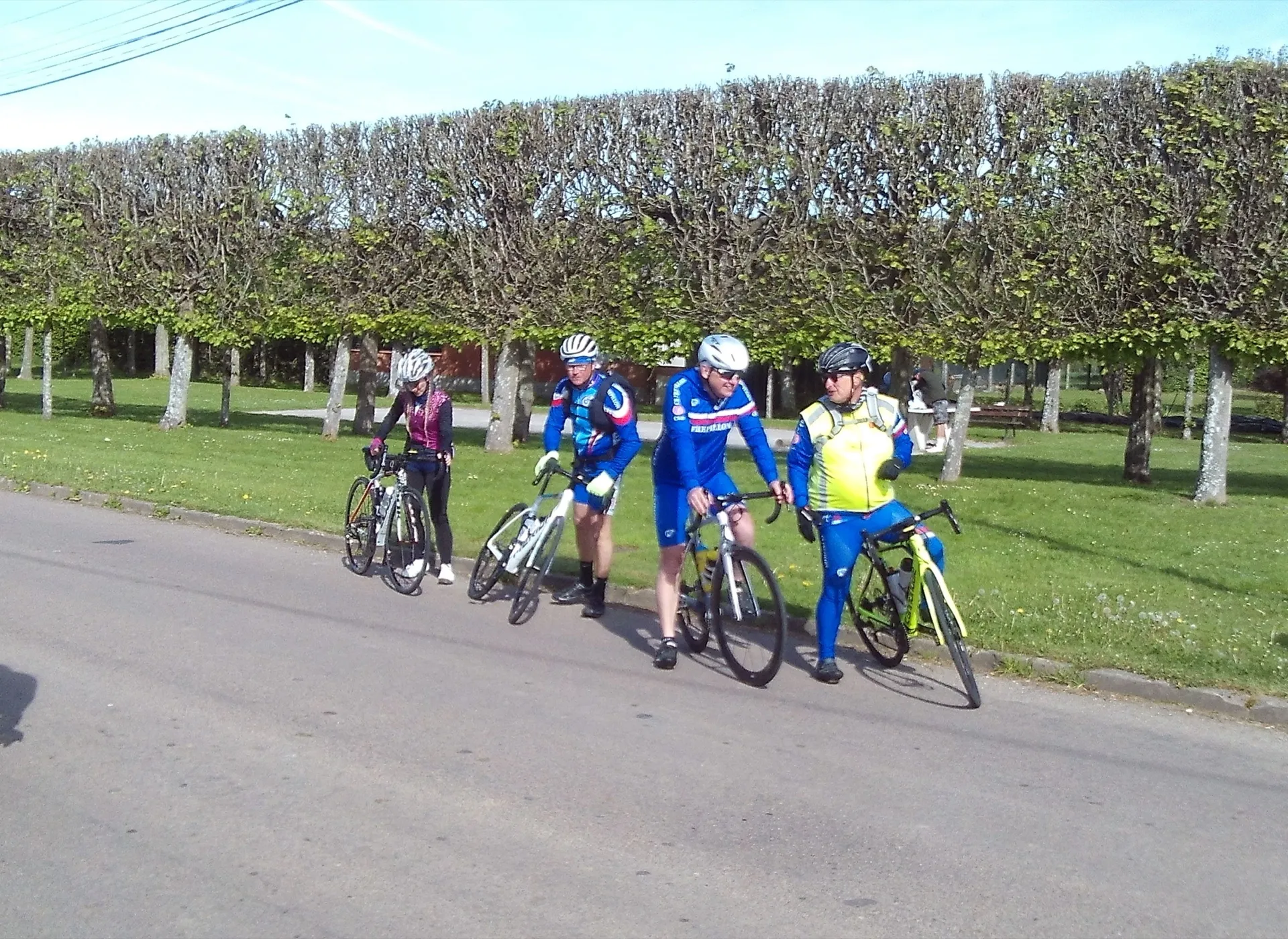 Peloton du Picardo Normand 2026 sur une route ombragée
